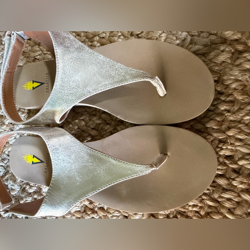 Volatile gold Trek TStrap Wedge  Womens 8 Casual‎ Sandals summer travel tropical - Picture 9 of 11